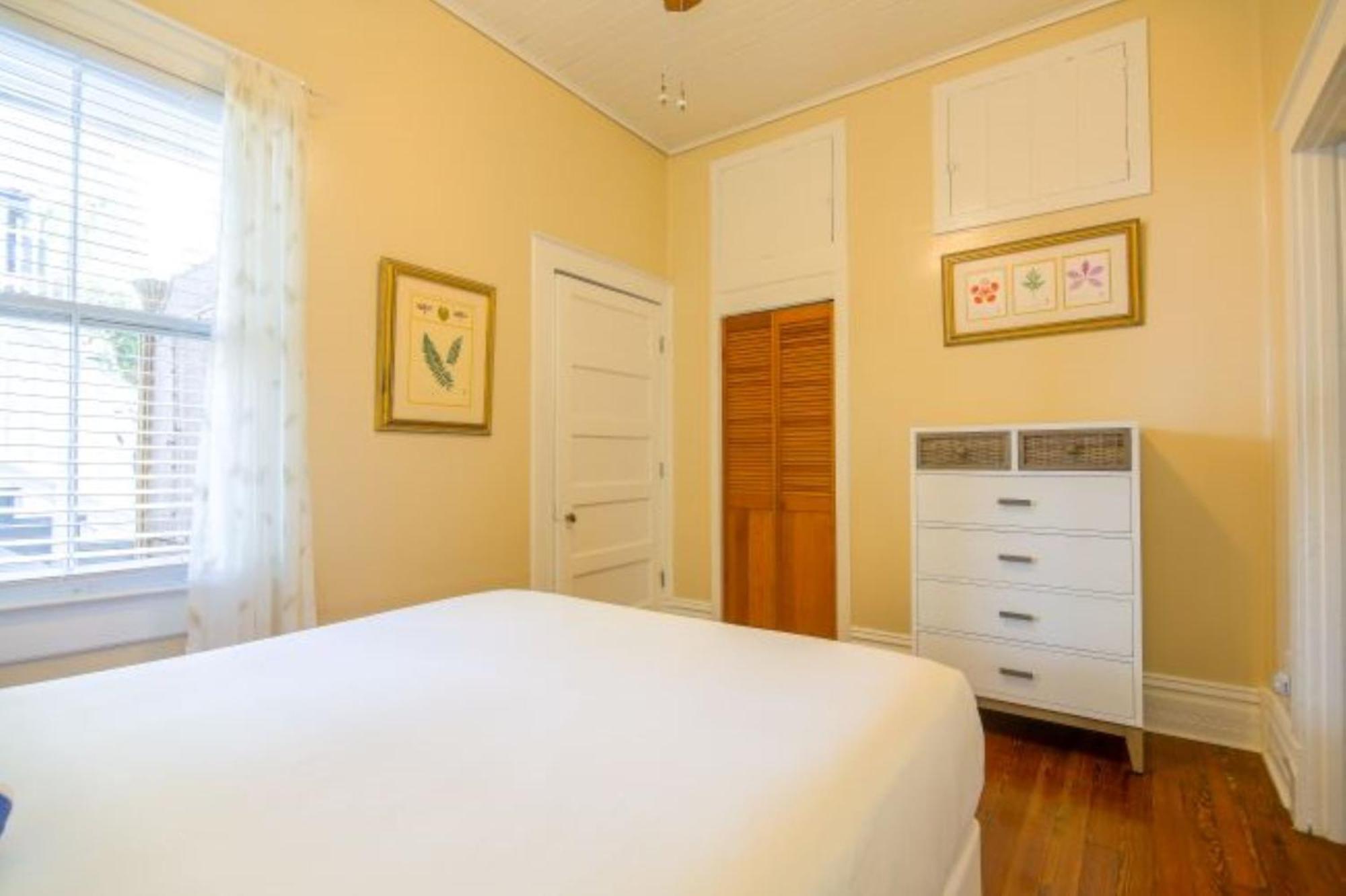 Chambre Lit Queen-Size avec Canapé-Lit (Suite Ambrosia)