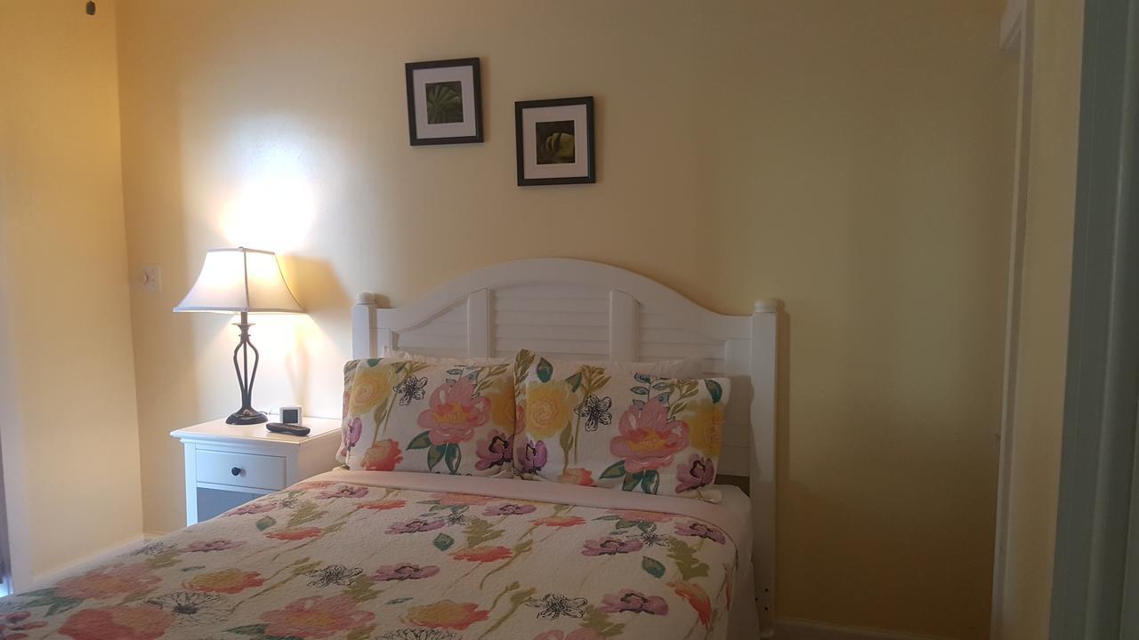 Chambre Lit Queen-Size avec Terrasse Couverte Privée (Logement C15)